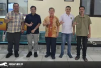 Foto bersama, Ketua Umum Panitia Paskah Nasional Sulut 2026, Recky Langie, dan Uskup Manado, Mgr. Benedictus Estephanus Rolly Untu, di Kantor Pusat Keuskupan, Selasa (24/3).