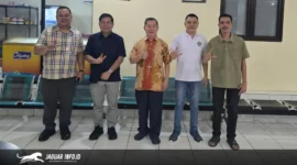 Foto bersama, Ketua Umum Panitia Paskah Nasional Sulut 2026, Recky Langie, dan Uskup Manado, Mgr. Benedictus Estephanus Rolly Untu, di Kantor Pusat Keuskupan, Selasa (24/3).