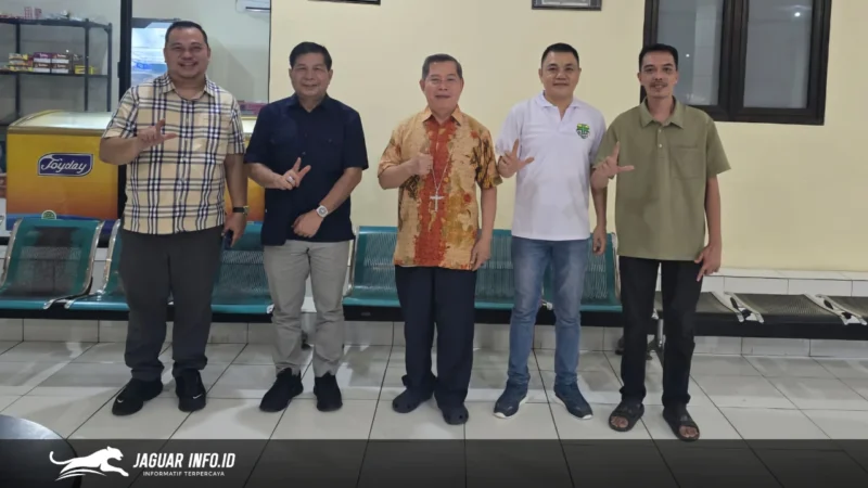 Foto bersama, Ketua Umum Panitia Paskah Nasional Sulut 2026, Recky Langie, dan Uskup Manado, Mgr. Benedictus Estephanus Rolly Untu, di Kantor Pusat Keuskupan, Selasa (24/3).