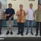Foto bersama, Ketua Umum Panitia Paskah Nasional Sulut 2026, Recky Langie, dan Uskup Manado, Mgr. Benedictus Estephanus Rolly Untu, di Kantor Pusat Keuskupan, Selasa (24/3).