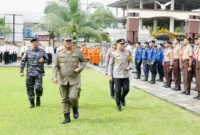 Gubernur bersama Kapolda Sulut Irjen Pol Roycke Langie, Pangdam XIII Merdeka, dan Dankodaeral kemudian melakukan pemeriksaan pasukan serta kesiapan sarana prasarana di Mapolda Sulut, Kamis (12/3/2026). Foto Istimewa