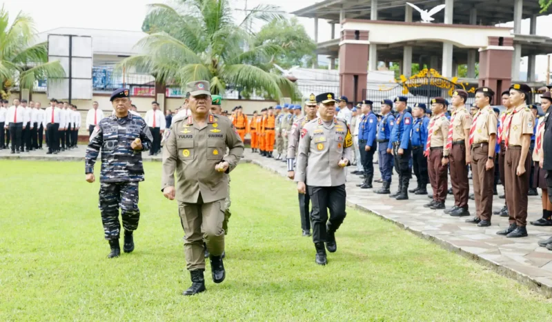 Gubernur bersama Kapolda Sulut Irjen Pol Roycke Langie, Pangdam XIII Merdeka, dan Dankodaeral kemudian melakukan pemeriksaan pasukan serta kesiapan sarana prasarana di Mapolda Sulut, Kamis (12/3/2026). Foto Istimewa