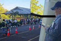 GM bandara lakukan pemantauan infrastruktur bangunan bandara pasca gempa dan ada penumpang yang berhamburan keluar. Foto : Istimewa