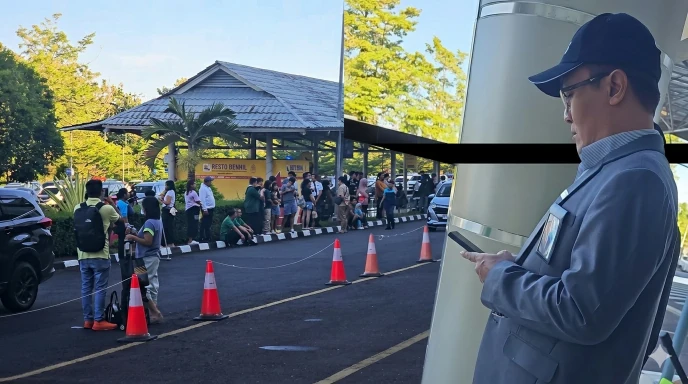 GM bandara lakukan pemantauan infrastruktur bangunan bandara pasca gempa dan ada penumpang yang berhamburan keluar. Foto : Istimewa