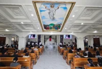 Suasana khidmat Ibadah Jumat Agung dan Peneguhan Sidi di Gereja GMIM Yesus Memberkati Citraland Manado yang dipimpin oleh Pdt. Dona Rondonuwu Rompas, S.Th. 