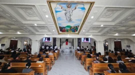 Suasana khidmat Ibadah Jumat Agung dan Peneguhan Sidi di Gereja GMIM Yesus Memberkati Citraland Manado yang dipimpin oleh Pdt. Dona Rondonuwu Rompas, S.Th. 