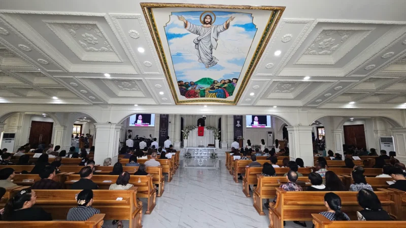 Suasana khidmat Ibadah Jumat Agung dan Peneguhan Sidi di Gereja GMIM Yesus Memberkati Citraland Manado yang dipimpin oleh Pdt. Dona Rondonuwu Rompas, S.Th. 