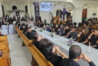 Warga jemaat mengikuti Perjamuan Kudus dengan penuh penghayatan sebagai bagian dari rangkaian Jumat Agung.