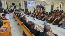 Warga jemaat mengikuti Perjamuan Kudus dengan penuh penghayatan sebagai bagian dari rangkaian Jumat Agung.