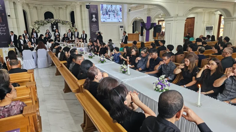 Warga jemaat mengikuti Perjamuan Kudus dengan penuh penghayatan sebagai bagian dari rangkaian Jumat Agung.