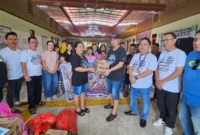 Ketua Komunitas KeCe Ivan Sarundajang saat menyerahkan bantuan secara simbolis kepada pengurus Panti Disabilitas Victoria di Kalasey, Minahasa.