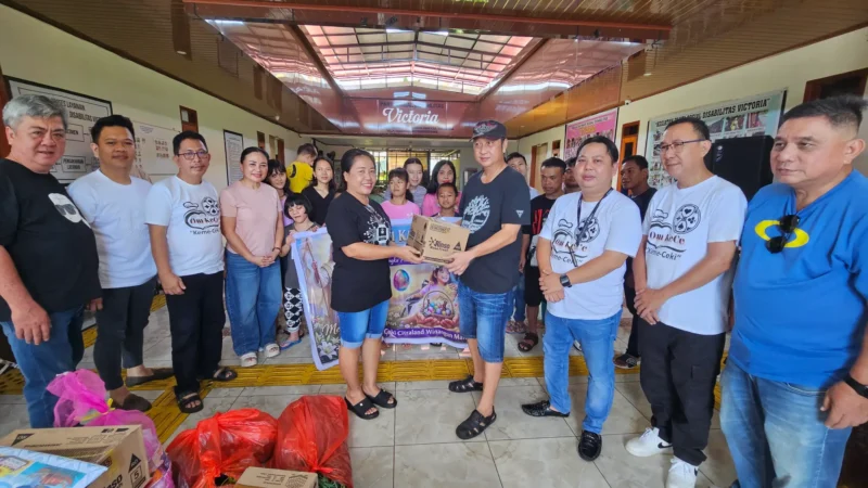 Ketua Komunitas KeCe Ivan Sarundajang saat menyerahkan bantuan secara simbolis kepada pengurus Panti Disabilitas Victoria di Kalasey, Minahasa.
