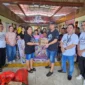 Ketua Komunitas KeCe Ivan Sarundajang saat menyerahkan bantuan secara simbolis kepada pengurus Panti Disabilitas Victoria di Kalasey, Minahasa.