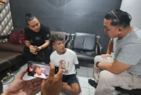 Tim Resmob Polda Sulut saat mengawal MS, tersangka pelaku penganiayaan terhadap istri penyandang disabilitas di Mapanget, Manado.