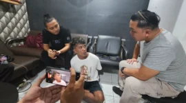 Tim Resmob Polda Sulut saat mengawal MS, tersangka pelaku penganiayaan terhadap istri penyandang disabilitas di Mapanget, Manado.