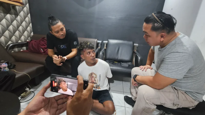 Tim Resmob Polda Sulut saat mengawal MS, tersangka pelaku penganiayaan terhadap istri penyandang disabilitas di Mapanget, Manado.