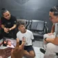 Tim Resmob Polda Sulut saat mengawal MS, tersangka pelaku penganiayaan terhadap istri penyandang disabilitas di Mapanget, Manado.