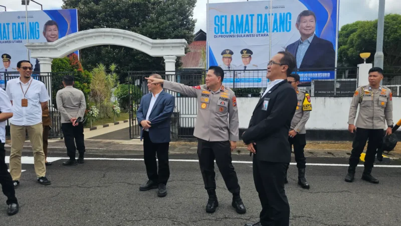 Kapolda Sulut Irjen Pol Roycke Langie dan Komisaris PT Angkasa Pura Indonesia Elly Lasut saat tinjau VVIP Bandara Sam Ratulangi Manado.