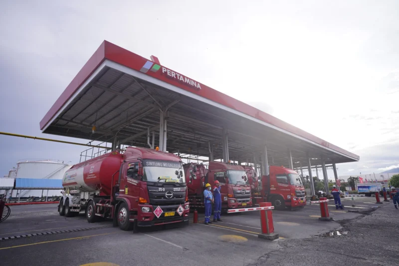 Mobil tangki Pertamina tetap bergerak mendistribusikan energi dari Integrated Terminal Bitung untuk memastikan kebutuhan BBM masyarakat terpenuhi pasca gempa Sulawesi Utara.