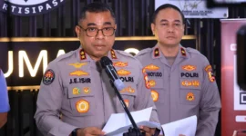 Kadivhumas Polri Irjen Pol Johnny Eddizon Isir saat memberikan pernyataan pers mengenai keberhasilan evaluasi pengamanan mudik Lebaran 2026 di Gedung Humas Polri, Jakarta.