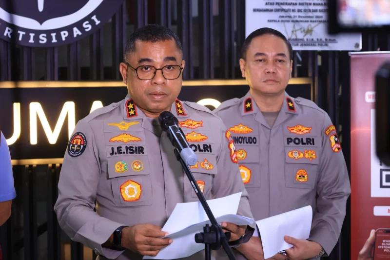 Kadivhumas Polri Irjen Pol Johnny Eddizon Isir saat memberikan pernyataan pers mengenai keberhasilan evaluasi pengamanan mudik Lebaran 2026 di Gedung Humas Polri, Jakarta.