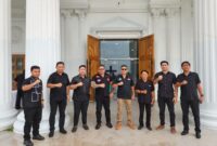 Anggota Panji Yosua GMIM Yesus Memberkati Citraland saat melakukan pengamanan ibadah Perjamuan Kudus di pintu masuk gereja, Jumat (3/4/2026).