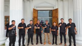 Anggota Panji Yosua GMIM Yesus Memberkati Citraland saat melakukan pengamanan ibadah Perjamuan Kudus di pintu masuk gereja, Jumat (3/4/2026).