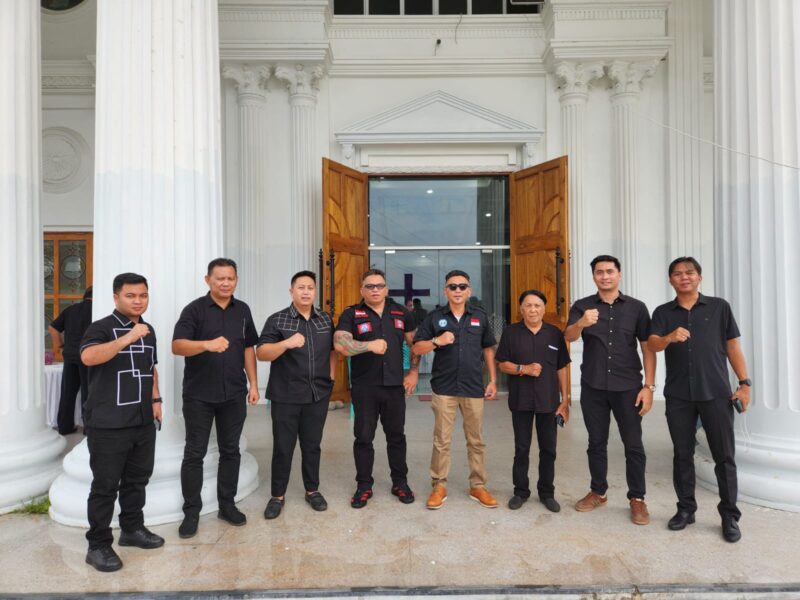 Anggota Panji Yosua GMIM Yesus Memberkati Citraland saat melakukan pengamanan ibadah Perjamuan Kudus di pintu masuk gereja, Jumat (3/4/2026).