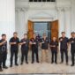 Anggota Panji Yosua GMIM Yesus Memberkati Citraland saat melakukan pengamanan ibadah Perjamuan Kudus di pintu masuk gereja, Jumat (3/4/2026).