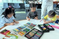 Sejumlah anak-anak sedang mengikuti kegiatan melukis telur Paskah di ruang tunggu keberangkatan sebagai bentuk peningkatan pelayanan Bandara Sam Ratulangi Manado, Jumat (3/4/2026).