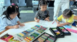 Sejumlah anak-anak sedang mengikuti kegiatan melukis telur Paskah di ruang tunggu keberangkatan sebagai bentuk peningkatan pelayanan Bandara Sam Ratulangi Manado, Jumat (3/4/2026).