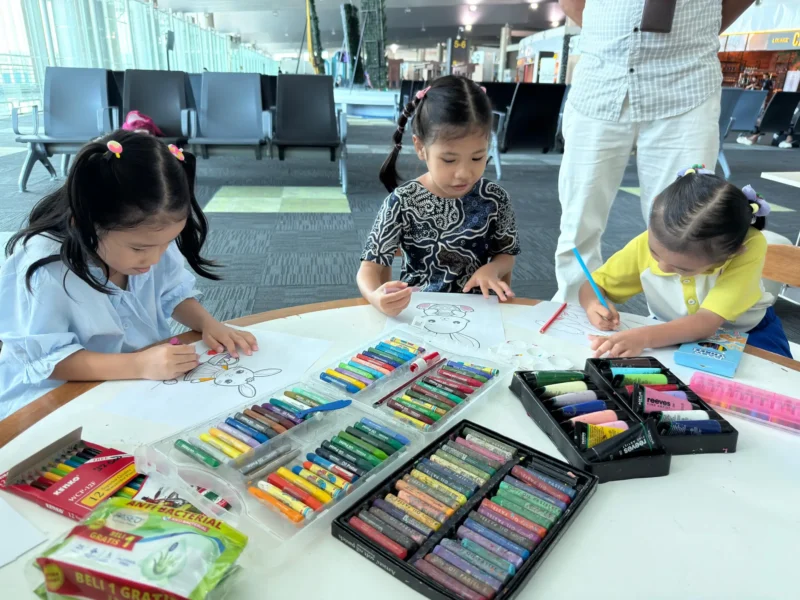 Sejumlah anak-anak sedang mengikuti kegiatan melukis telur Paskah di ruang tunggu keberangkatan sebagai bentuk peningkatan pelayanan Bandara Sam Ratulangi Manado, Jumat (3/4/2026).