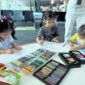 Sejumlah anak-anak sedang mengikuti kegiatan melukis telur Paskah di ruang tunggu keberangkatan sebagai bentuk peningkatan pelayanan Bandara Sam Ratulangi Manado, Jumat (3/4/2026).