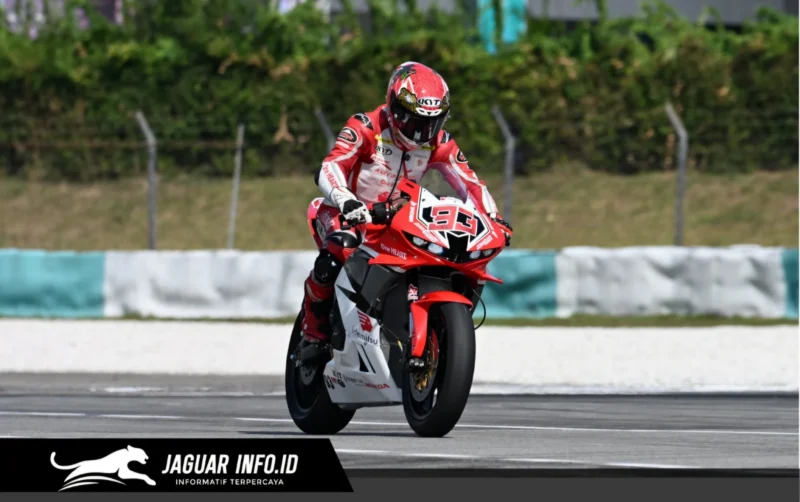 Pebalap Astra Honda Racing Team (AHRT), M. Adenanta Putra, bersiap melakukan debut di kelas tertinggi Asia Superbike (ASB) 1000 menggunakan Honda CBR1000RR-R pada seri perdana Asia Road Racing Championship (ARRC) 2026 di Sepang International Circuit, Malaysia (10-12/4). (Foto: Dok. AHM)