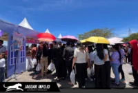 Pengunjung antusias melakukan pemindaian barcode digital saat BI Sulut catat ribuan transaksi QRIS Paskah Nasional 2026 di Megamas, Manado.