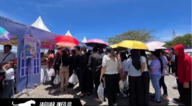 Pengunjung antusias melakukan pemindaian barcode digital saat BI Sulut catat ribuan transaksi QRIS Paskah Nasional 2026 di Megamas, Manado.