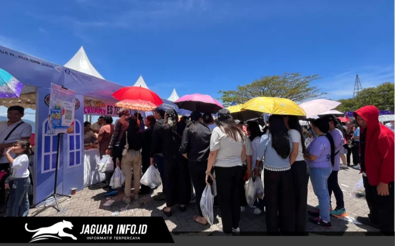 Pengunjung antusias melakukan pemindaian barcode digital saat BI Sulut catat ribuan transaksi QRIS Paskah Nasional 2026 di Megamas, Manado.