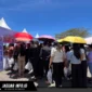 Pengunjung antusias melakukan pemindaian barcode digital saat BI Sulut catat ribuan transaksi QRIS Paskah Nasional 2026 di Megamas, Manado.