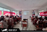 Instruktur Safety Riding dari PT Daya Adicipta Wisesa (DAW) sedang memberikan peragaan teknik pengereman yang aman kepada para siswa SMK Negeri 2 Manado saat sesi edukasi keselamatan berkendara di lapangan sekolah, Jumat (10/4/2026).