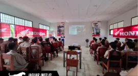 Instruktur Safety Riding dari PT Daya Adicipta Wisesa (DAW) sedang memberikan peragaan teknik pengereman yang aman kepada para siswa SMK Negeri 2 Manado saat sesi edukasi keselamatan berkendara di lapangan sekolah, Jumat (10/4/2026).