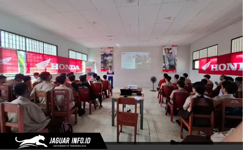 Instruktur Safety Riding dari PT Daya Adicipta Wisesa (DAW) sedang memberikan peragaan teknik pengereman yang aman kepada para siswa SMK Negeri 2 Manado saat sesi edukasi keselamatan berkendara di lapangan sekolah, Jumat (10/4/2026).