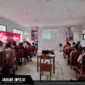 Instruktur Safety Riding dari PT Daya Adicipta Wisesa (DAW) sedang memberikan peragaan teknik pengereman yang aman kepada para siswa SMK Negeri 2 Manado saat sesi edukasi keselamatan berkendara di lapangan sekolah, Jumat (10/4/2026).