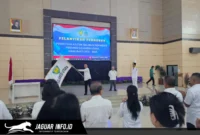 Ketua Bidang Organisasi PB PASI Umar Yono menyerahkan bendera pataka kepada Ketua PASI Sulut Kolonel Inf Edison Lambe di Wisma Graha Gubernur, Sabtu (11/04/2026).