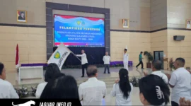 Ketua Bidang Organisasi PB PASI Umar Yono menyerahkan bendera pataka kepada Ketua PASI Sulut Kolonel Inf Edison Lambe di Wisma Graha Gubernur, Sabtu (11/04/2026).
