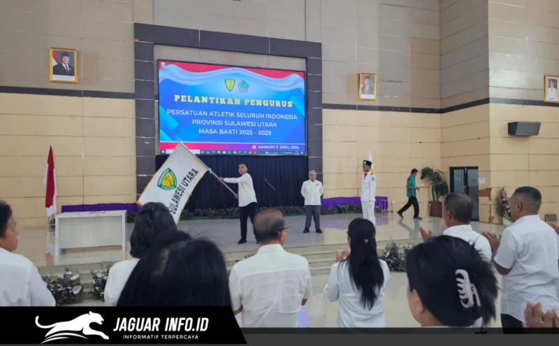 Ketua Bidang Organisasi PB PASI Umar Yono menyerahkan bendera pataka kepada Ketua PASI Sulut Kolonel Inf Edison Lambe di Wisma Graha Gubernur, Sabtu (11/04/2026).
