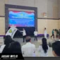 Ketua Bidang Organisasi PB PASI Umar Yono menyerahkan bendera pataka kepada Ketua PASI Sulut Kolonel Inf Edison Lambe di Wisma Graha Gubernur, Sabtu (11/04/2026).