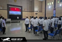 Ketua Bidang Organisasi PB PASI, Umar Yono (kiri), saat melantik Kol. Inf Edison Lambe, S.Pd (kanan) sebagai Ketua Umum PASI Sulawesi Utara periode 2025-2029 di Wisma Graha Gubernur Sulut, Sabtu (11/4/2026).