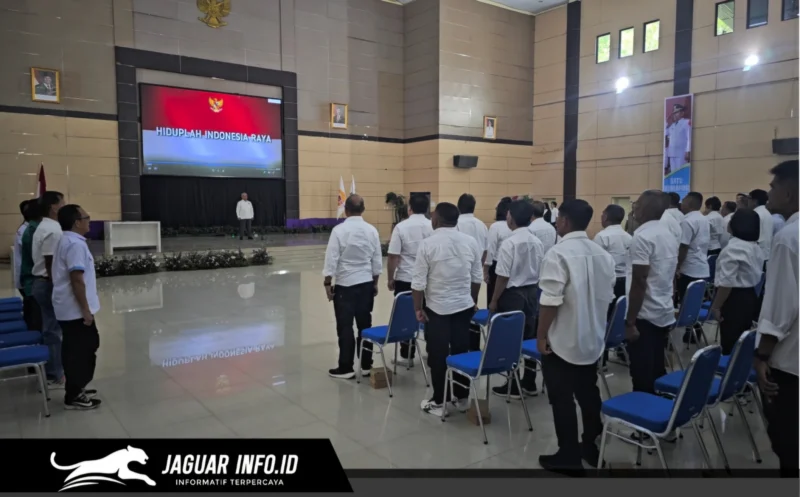 Ketua Bidang Organisasi PB PASI, Umar Yono (kiri), saat melantik Kol. Inf Edison Lambe, S.Pd (kanan) sebagai Ketua Umum PASI Sulawesi Utara periode 2025-2029 di Wisma Graha Gubernur Sulut, Sabtu (11/4/2026).