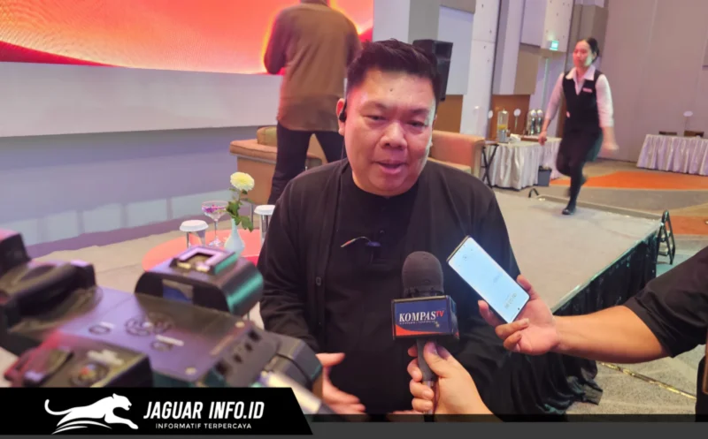 Founder PCN Indonesia, Ivan, saat memberikan sesi wawancara eksklusif mengenai peran strategis BuildNext One Day Exhibition Manado dalam memperkuat ekosistem industri konstruksi lokal, di Four Points by Sheraton Manado.