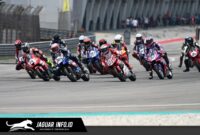 Aksi pebalap Astra Honda Racing Team saat memacu motornya dalam persaingan ketat di seri pembuka Asia Road Racing Championship di Sirkuit Sepang.